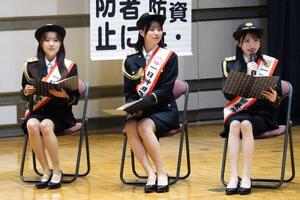 警視庁神田署の一日署長に就任したアイドルグループ「≠ME」の本田珠由記さん(右)ら=15日午後、東京都千代田区