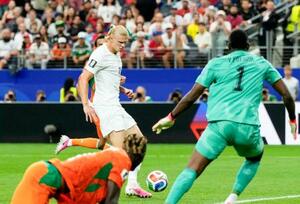 　コートジボワール―ノルウェー　後半、決勝ゴールを決めるノルウェーのハーランド（左）＝ダラス（共同）