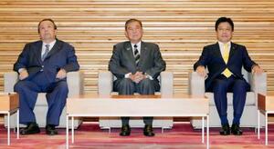 閣議に臨む(左から)村上総務相、石破首相、加藤財務相=9日午前、首相官邸