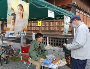中条市に出店する新潟食料農業大学の学生＝胎内市西栄町