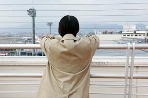 　空港でたたずむ瞳さん（仮名）＝２月、大阪空港