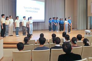 中学生らが異国文化に触れた感想や平和への思いを語った交流事業報告会=長岡市台町2