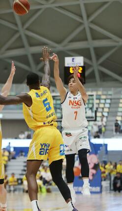 香川－新潟　第１節第３日、第１クオーター、シュートする五十嵐圭＝高松市