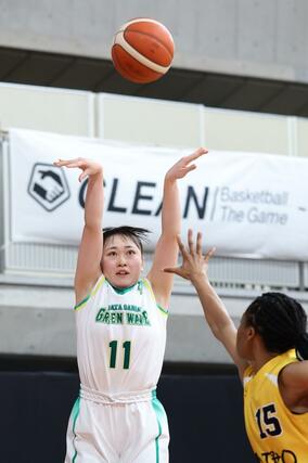 女子２回戦　新潟産大付－矢板中央（栃木）　第３クオーター、新潟産大付の木澤真穂がジャンプシュートを決めて３６－２９＝東京体育館