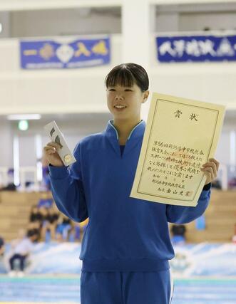 女子１００メートル背泳ぎ決勝　全中参加標準記録を突破し、優勝した茂野愛來（小出）＝７月１２日、長岡市のダイエープロビスフェニックスプール