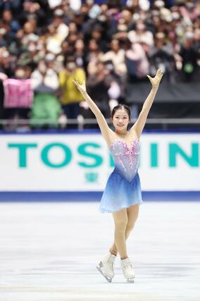 フィギュアスケート　全日本選手権　女子フリー　演技後、観客の声援に応える中井亜美＝２１日、国立代々木競技場