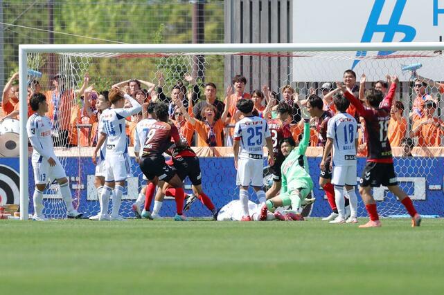 前半終了間際、セットプレーから先制点を許した新潟守備陣＝金沢ゴーゴーカレースタジアム