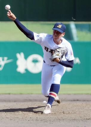 ６回に登板した日本文理高の吉田星太投手＝９月１９日、長岡市悠久町の市悠久山野球場