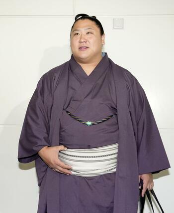 大相撲パリ公演への出発を前に、羽田空港で取材に応じる若隆景＝１０日