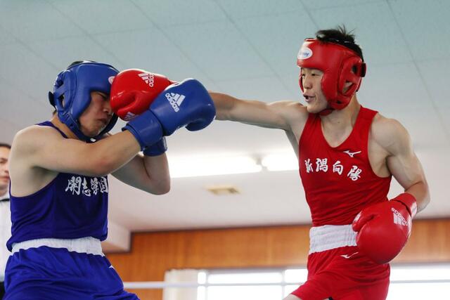 男子ライトウェルター級決勝　優勝した新潟向陽の小山寛睦（右）＝新潟南高
