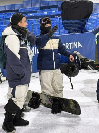 本番会場のテスト滑走に参加し、スタッフと話す平野歩夢（右）＝７日、リビーニョ（共同）