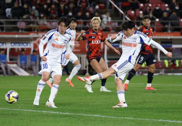 鹿島-新潟 前半44分、FW矢村健がシュートを決め、1-1=カシマスタジアム(写真映像部・富山翼)