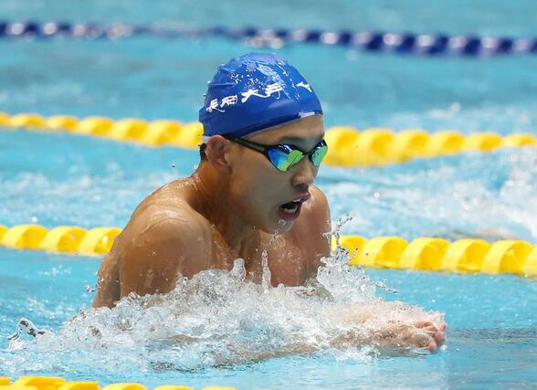 男子１００メートル平泳ぎ決勝　２位に入った今泉悠成（長岡大手）＝広島市