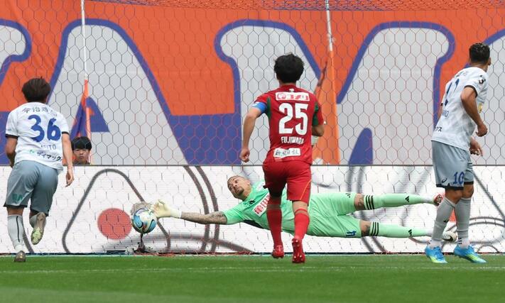 新潟－今治　前半、スーパーセーブで失点を防ぐＧＫバウマン＝ビッグスワン