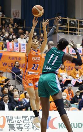 新潟－日立ハイテク　第１クオーター、シュートを放つ森田真衣＝２５日、新潟市鳥屋野総合体育館