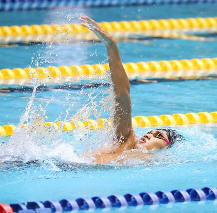 男子400メートル個人メドレー決勝 2位だった根岸歩夢(長岡大手)の背泳ぎ=広島市
