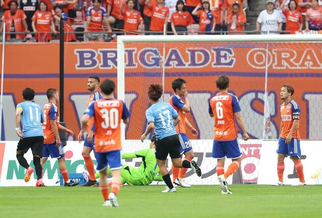 新潟-川崎 前半、川崎に先制点を許す新潟=ビッグスワン