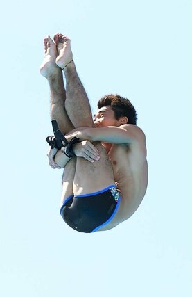 男子高飛び込みで優勝した石沢遥斗(帝京長岡)=石川県小松市の小松末広屋外プール