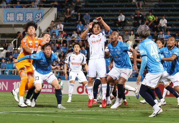 後半ロスタイム、新潟のＧＫ田代琉我もＣＫに加わるも得点ならず＝９月２０日　横浜市のニッパツ三ツ沢球技場