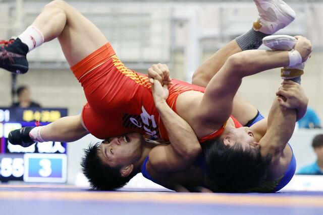 成年男子フリースタイル８６キロ級準々決勝　ポイントを奪う栃倉健人（下・セコム上信越）＝滋賀県栗東市