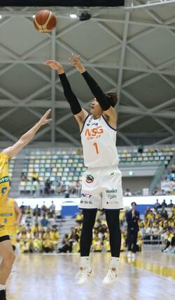 香川－新潟　第１節第３日、第２クオーター、川村卓也が３点シュートを決め２６－１９＝高松市