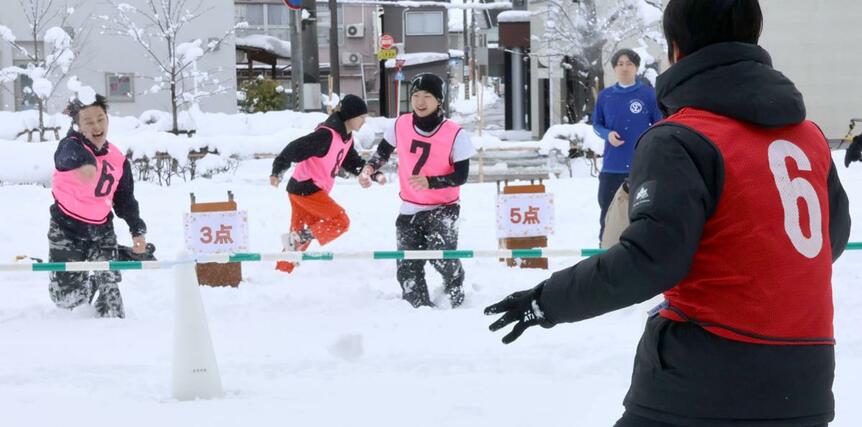 三条高校２年生が企画し、市民らが参加した雪合戦の大会＝三条市元町
