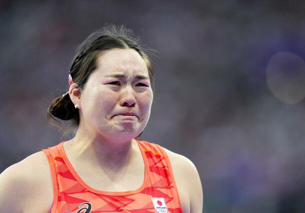 女子やり投げで金メダルを獲得し、感極まる北口榛花＝パリ郊外（共同）