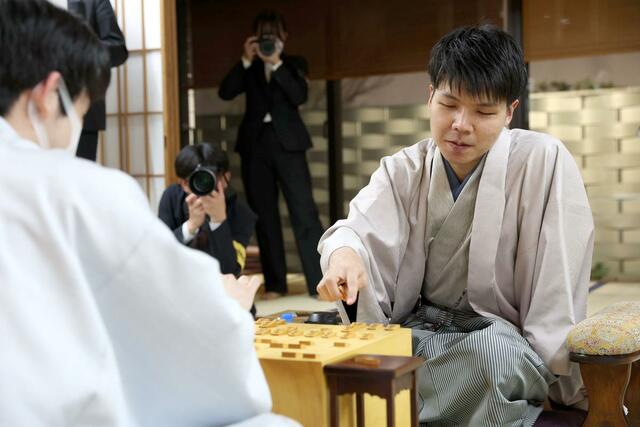 感想戦に臨む増田康宏八段