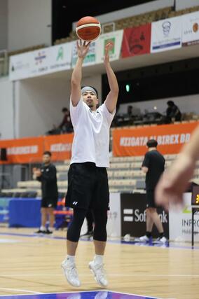 ホーム品川戦を前に練習する長谷川智伸=アオーレ長岡