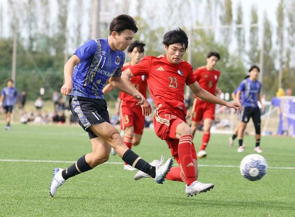 準々決勝　日本文理－新潟明訓　前半、攻め込む日本文理のＦＷ岡洸亨＝２５日　聖籠町の新潟聖籠スポーツセンター