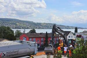 　スイス・キルヒベルクの湖を望む高台で行われていた建設工事＝１日（共同）
