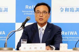 令和臨調の「統治構造」部会共同座長として記者会見する新浪剛史サントリーホールディングス会長=18日午後、東京都内