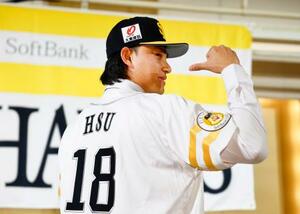 ソフトバンクへの入団記者会見でポーズをとる徐若熙投手=29日、福岡市