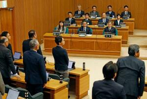 　福井県議会本会議で杉本達治知事（奥前列右）の辞職に全会一致で同意する議員＝４日午前
