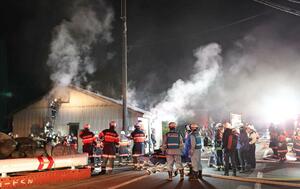 上越市三和区下中の火災現場＝３月２１日午後７時過ぎ