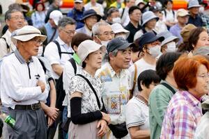 街頭演説に耳を傾ける人たち=12日午前、福島県郡山市