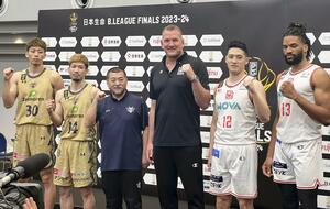 CS決勝を前にした記者会見でポーズを取る(左から)琉球の今村、岸本、桶谷監督、広島のミリング監督、中村、エバンス=5月24日、横浜アリーナ