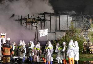 火災の現場＝長岡市中野西、１２月９日午後６時３０分過ぎ