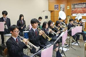 全校生徒で流れを確認した応援練習=長岡市住吉3