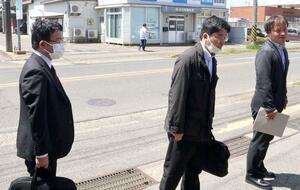 磐越道のバス事故を受け、蒲原鉄道に立ち入り調査した国土交通省関係者＝７日、五泉市村松甲