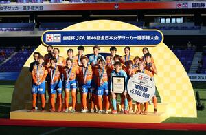 皇后杯表彰式の新潟Lの選手たち。初タイトルに手が届かなかった=1月25日、Eピース(写真映像部・富山翼)
