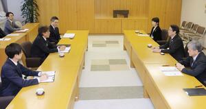 旧新潟三越跡地の再開発事業の現状について、中原八一市長(右)に説明する「西堀通5番町地区市街地再開発準備組合」の幹部ら=2月12日、新潟市役所