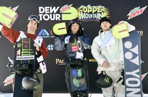 男子ハーフパイプで2連覇を果たした平野歩夢(中央)。右は2位の戸塚優斗=コッパーマウンテン(共同)