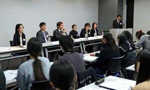 福岡市で開かれた、刑事司法の実務家が中高生に仕事の魅力を語るセミナー=14日午後