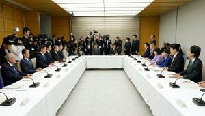 首相官邸で開かれた政府与党政策懇談会=25日午後