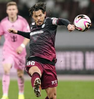 MLSマイアミとのプレシーズンマッチで、96番をつけプレーするJ1神戸の山口蛍=2月7日、国立競技場