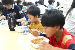 さまざまな野菜がたっぷり入ったカレーライスを味わう子どもたち=村上市小川