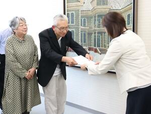 パーキンソン病への支援強化を要望する患者団体の石井和男会長=5月29日、県議会棟