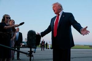 3日、米ペンシルベニア州アレンタウンの空港で記者団に話すトランプ大統領(ゲッティ=共同)