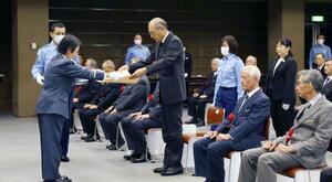 元新潟県警警察官に勲記と勲章が贈られた伝達式=5月9日、新潟市中央区